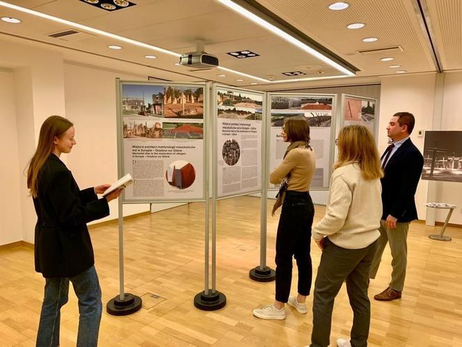 "Architektura pamięci". Ciekawa wystawa ze świętokrzyskiego w Brukseli