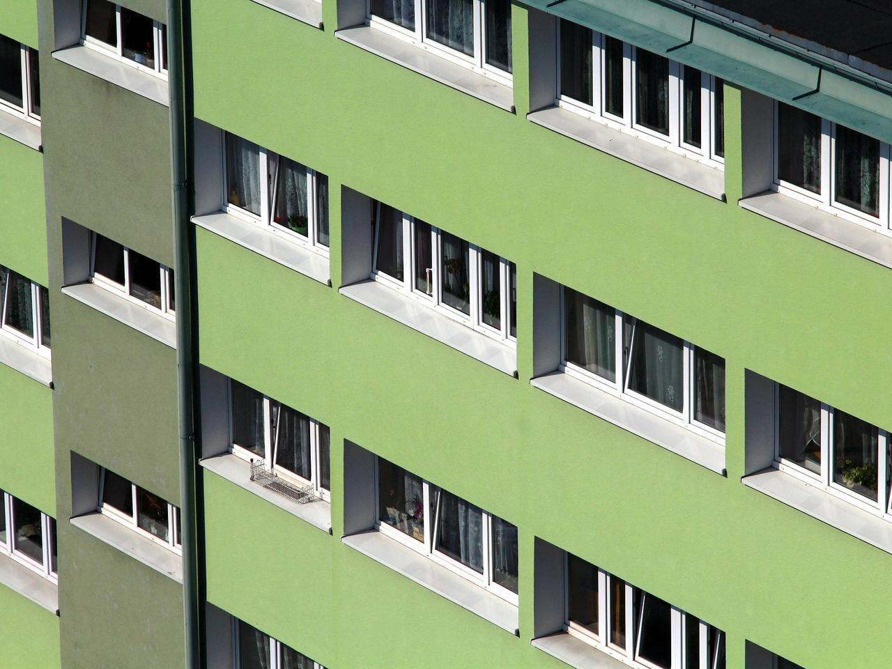 Kawalerka wielkości 12 m kw za jedyne 1200 zł miesięcznie. Z muszli klozetowej możesz oglądać gotujący się obiad 