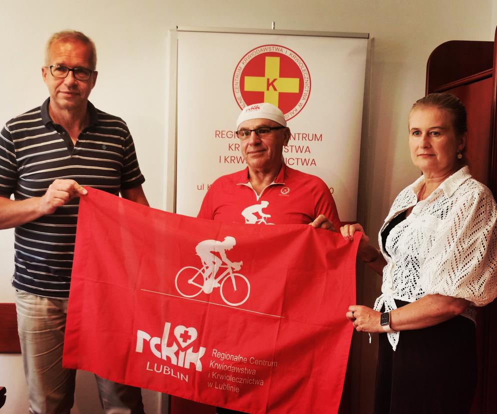 Pokonuje na rowerze ponad 3000 km i zachęca do oddawania krwi. Janusz Kobyłka odwiedził także RCKiK w Kaliszu. 