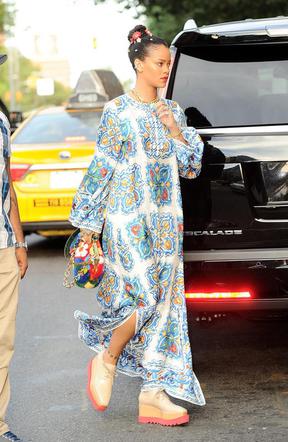 Rihanna w kombinezonie w etniczne wzory