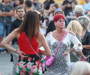 Potańcówka przed teatrem w Katowicach