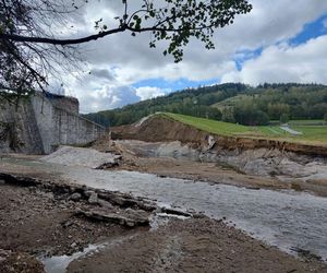 Tak wygląda pęknięty wał na zaporze w Stroniu Śląskim. To tutaj rozpoczął się dramat podczas powodzi 