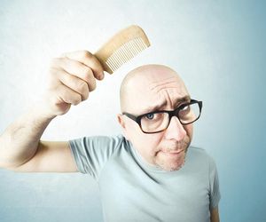 ŁYSIENIE u mężczyzn - przyczyny i leczenie wypadania włosów