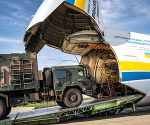 Załadunke wozu dowodzenia należącego do MJR na pokład AN-124