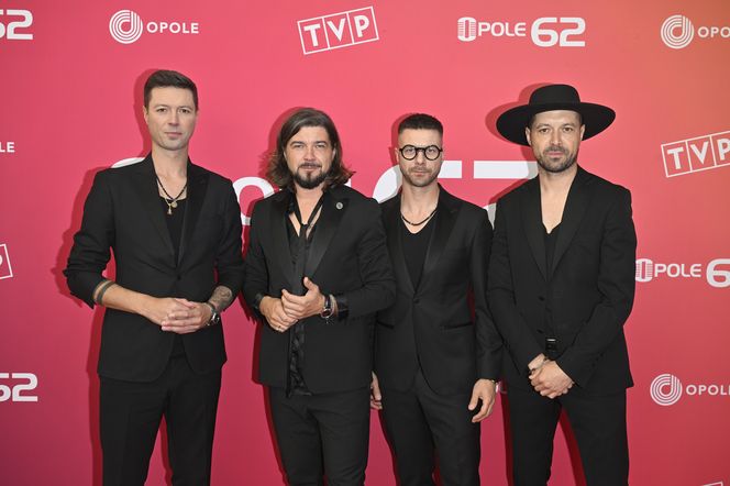 Konferencja prasowa 62. edycji Krajowego Festiwalu Polskiej Piosenki w Opolu. Tłum gwiazd na czerwonym dywanie