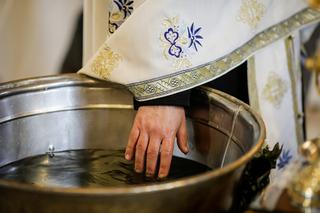 Ksiądz upuścił niemowlę w trakcie chrztu. Może to znak, że dziecka nie powinno tu być 