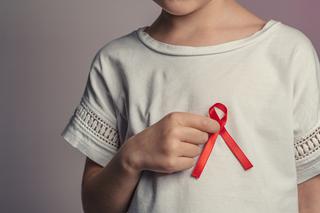 HIV u dziecka – objawy. Jakie symptomy wskazują na zakażenie?