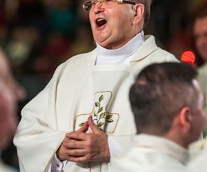 Ojciec Tadeusz Rydzyk ma swój witraż w kościele w Toruniu