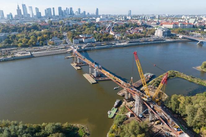 Nowy most pieszo-rowerowy w Warszawie połączył brzegi Wisły