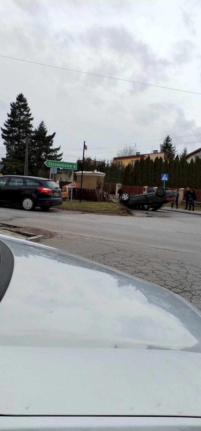 Radomsko. Kapliczka kompletnie zniszczona. Szokujący wypadek. Policja poszukuje mężczyzny z renaulta [ZDJĘCIA]