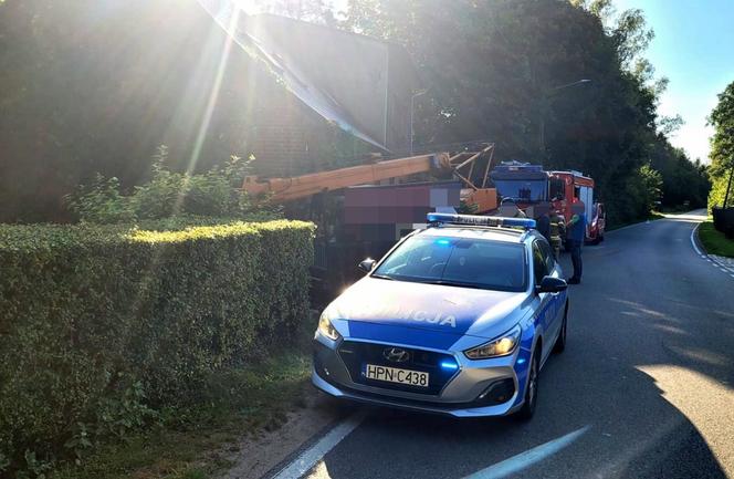 Ogromny dźwig staranował dom pod Puckiem! Budynek jest całkowicie zniszczony