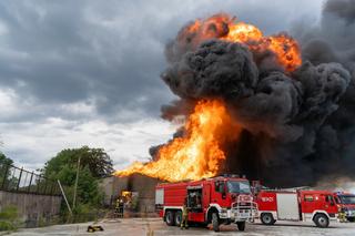 Pożar chemikaliów w Przylepie. 200 strażaków w akcji. Czy mieszkańcy są bezpieczni?