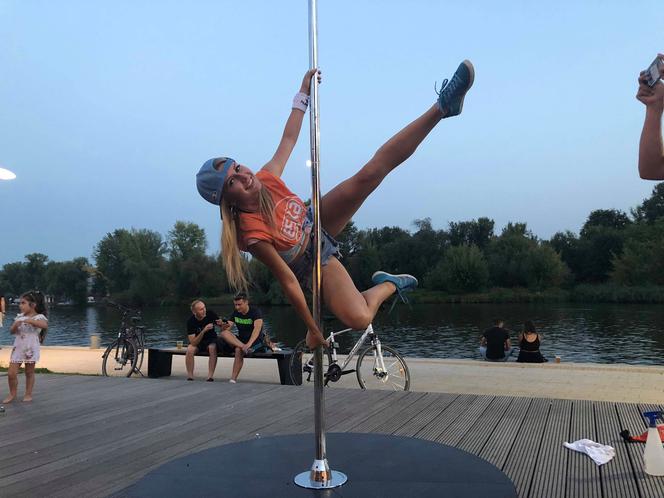 ESKA Summer City ćwiczyła pole dance na plaży razem z Pole Dance Insitute