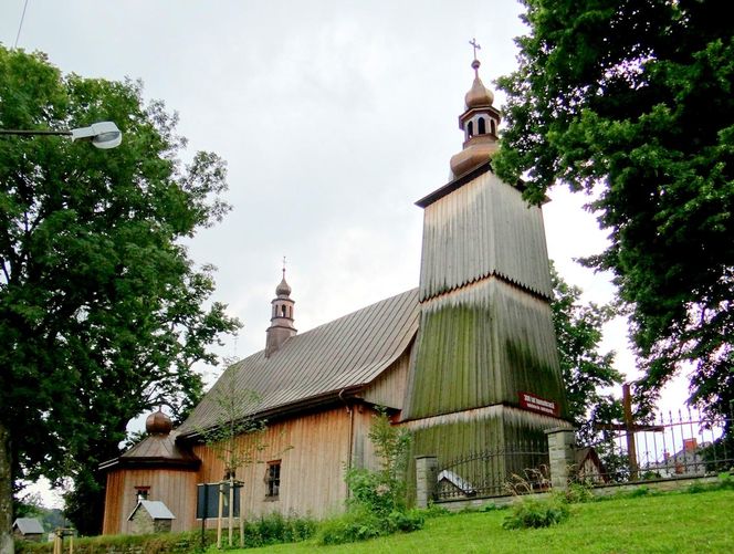 To jedna z najpiękniejszych wsi w Małopolsce. Mieszkał w niej sławny alchemik 