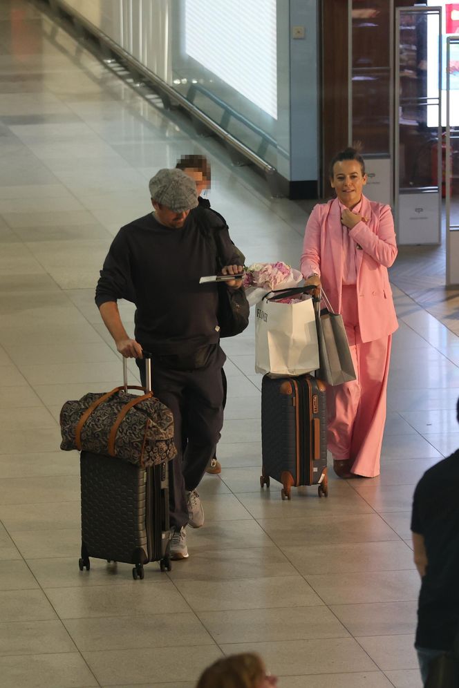 Anna Mucha z rodziną na lotnisku