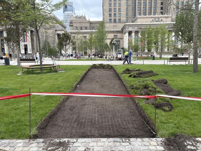 Absurd roku w Warszawie. Zrywają zieleń na nowym pl. Centralnym. Zamiast niej będzie beton