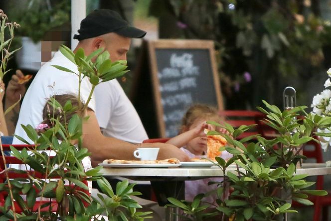 Maciej Pela z córeczkami nad Wisłą