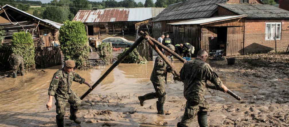 Na miejscu jest  80. żołnierzy