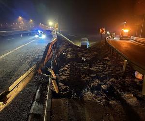 Autokar staranował barierki i spoczął w rowie. 65 pasażerów utknęło na autostradzie A4