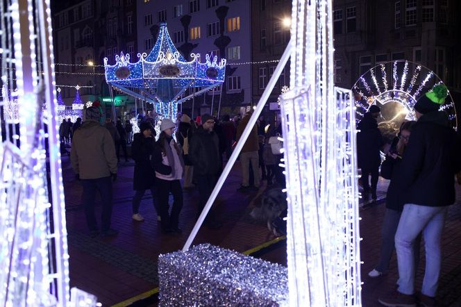 Bytomski rynek świeci się jak choinka. Gwiazda DeLoreana rozświetliła Bytomski Jarmark Świąteczny