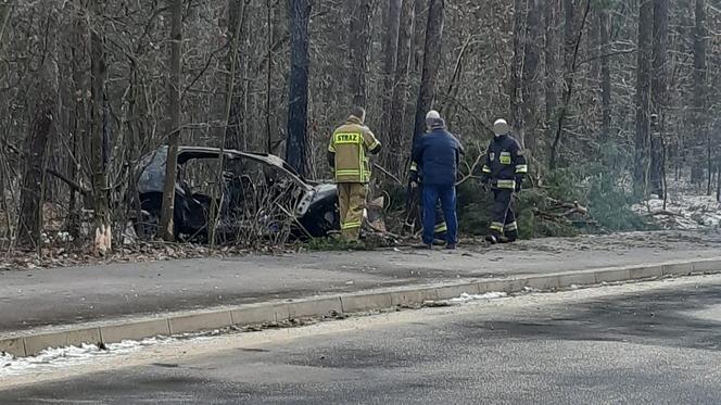 Potworny wypadek w Otwocku. Auto doszczętnie spłonęło 