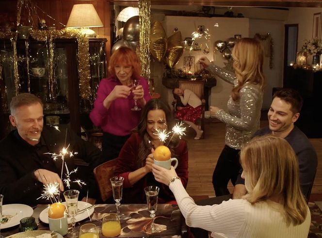 M jak miłość, zabawa sylwestrowa. Magda (Anna Mucha), Andrzej Budzyński (Krystian Wieczorek), pani Ola (Ewa Kolasińska), Julia (Marta Chodorowska), Dima (Michaił Pszeniczny)