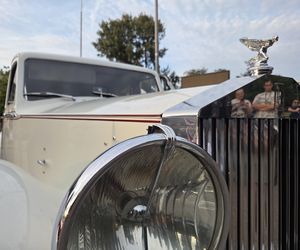 Klasyczna motoryzacja znów zachwyciła Bydgoszcz. „Bydgoskie Klasyki Nocą” przy Torbydzie