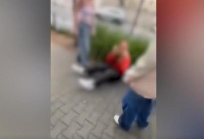 Brutalne pobicie nastolatki w Poznaniu. Jej rówieśniczki wszystko nagrywały