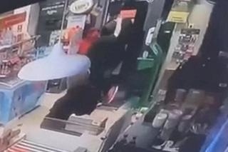 Chciał okraść sklep. 20-letnia Ola powaliła go na ziemię! Wszystko się nagrało [WIDEO]
