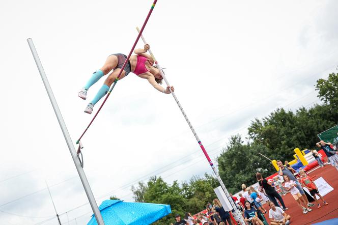 Nieoficjalny rekord świata w skoku o tyczce dzieci na Monika Pyrek Tour!