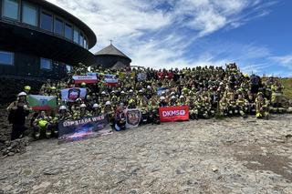 998 strażaków weszło na Śnieżkę. Na szczyt Karkonoszy poszli z ważnym przesłaniem