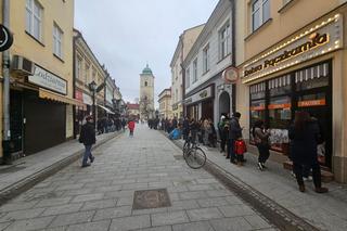 Mieszkańcy Rzeszowa ruszyli po pączki. Kolejki pod pączkarniami