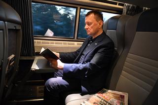 Błaszczak podróżuje pociągiem czytając „Super Express” [ZDJĘCIA]