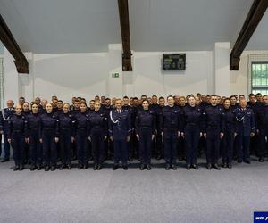 Ślubowanie nowych policjantów w Olsztynie. W szeregi wstąpiło 47 funkcjonariuszy [ZDJĘCIA]