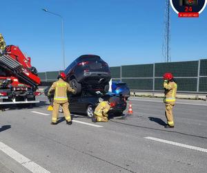  Gigantyczna kraksa pięciu samochodów na moście Południowym. Auto wjechało na dach drugiego!