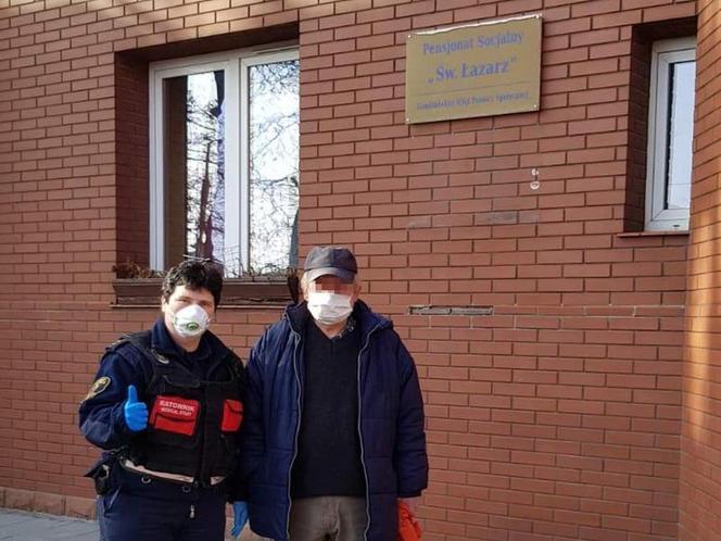 Strażnicy uratowali bezdomnego z bólem serca 
