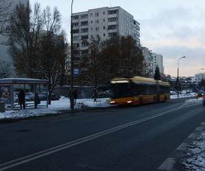 Autobus miejski gnał z pasażerami przy otwartych drzwiach. Przerażające sceny na Ursynowie