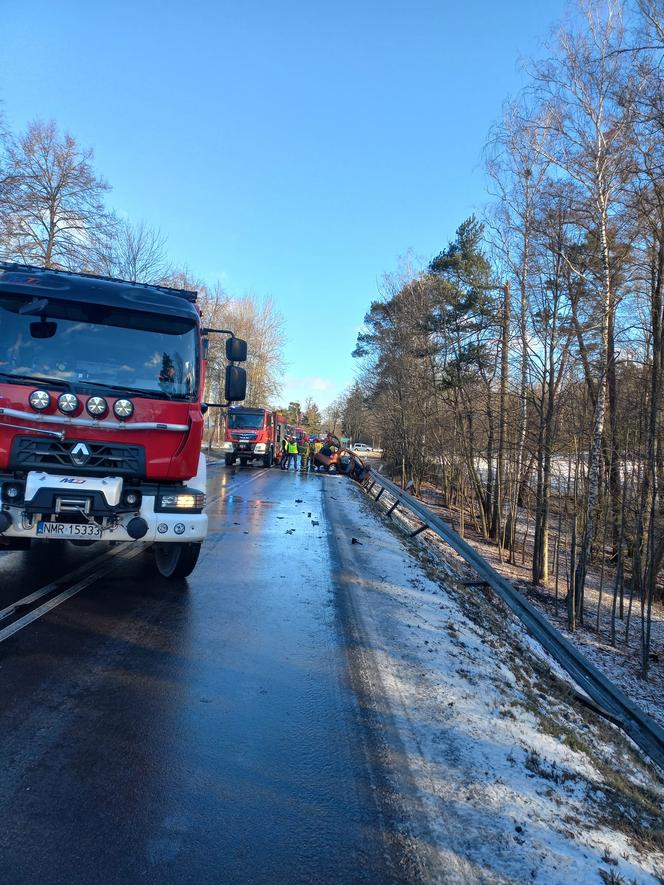 Wypadek na trasie Mrągowo - Piecki. Trzy osoby w szpitalu
