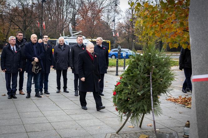 Jarosław Kaczyński wraz z delegacją PiS złożył wieńce przed pomnikami Ojców Niepodległości