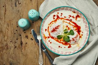 Jajka po turecku, czyli Çilbir - pomysł na śniadanie, które pokochasz od pierwszego kęsa
