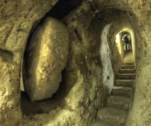Niesamowite miejsce. Starożytni zbudowali podziemny bunkier na 20 tysięcy osób!