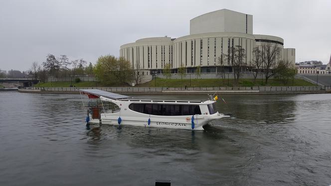 Kurs zabytkowym autobusem i rejs tramwajem wodnym