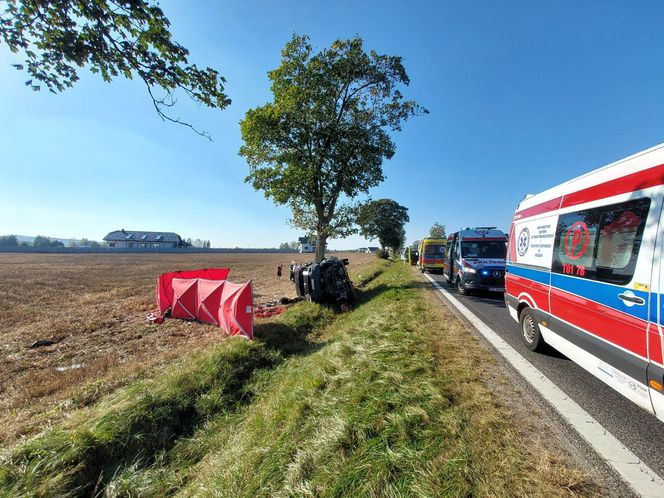 Dramatyczny wypadek busa w Bielinach. Jechali nim piłkarze