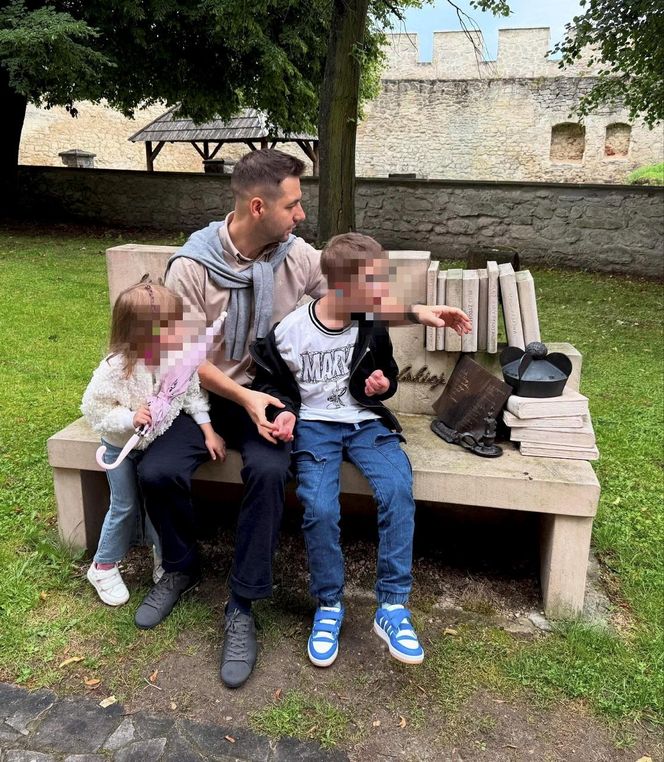 Patryk Jaki na zamku z rodziną