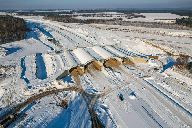 Autostrada A2 do Siedlec z lotu ptaka w ziomowej scenerii 