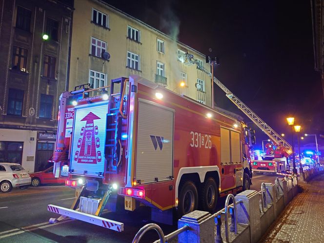 Groźny pożar w Bielsku-Białej. Sześć osób trafiło do szpitala, w tym troje dzieci