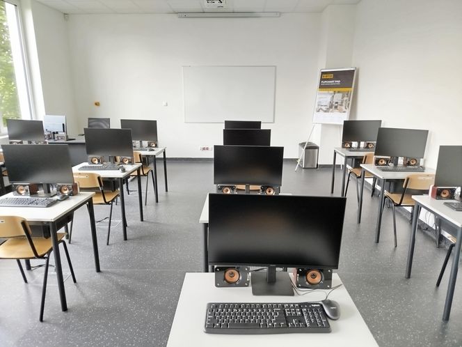 W budynku BCU nr 2 w Siedlcach znajduje się duża hala i 11 sal szkoleniowych, które zostały bardzo nowocześnie wyposażone.