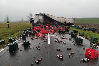 Wypadek ciężarówki z piwem. Na drogę rozlały się setki litrów złotego trunku [WIDEO]
