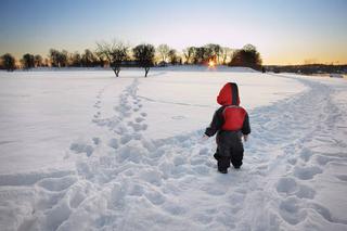 wyziębione dziecko, mróz, śnieg, hipotermia, zima, chłopczyk