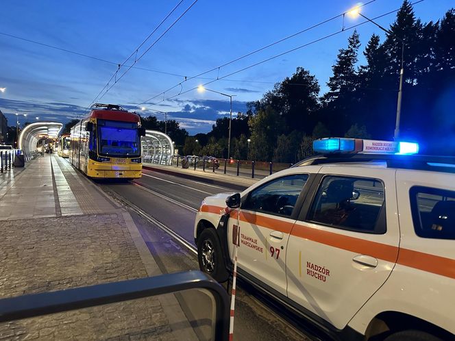 Wielkie utrudnienia w Warszawie, tramwaje na trasach objazdowych. Policja zablokowała przejazd na dużym skrzyżowaniu